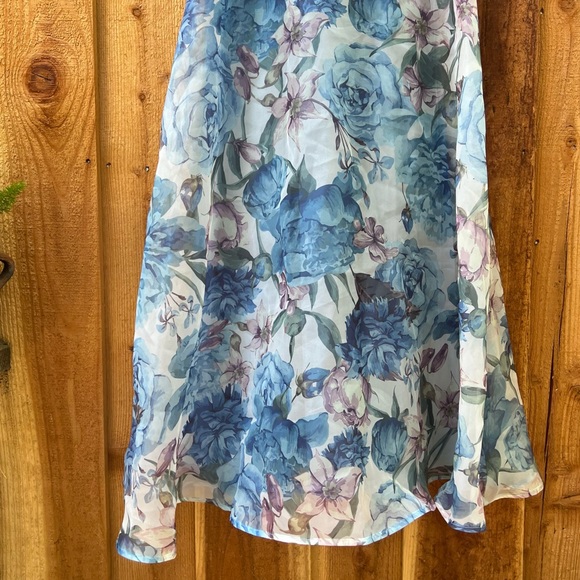 Blue and Violet Floral Organza Keyhole A-Line Maxi Dress 🌿 - Picture 4 of 10